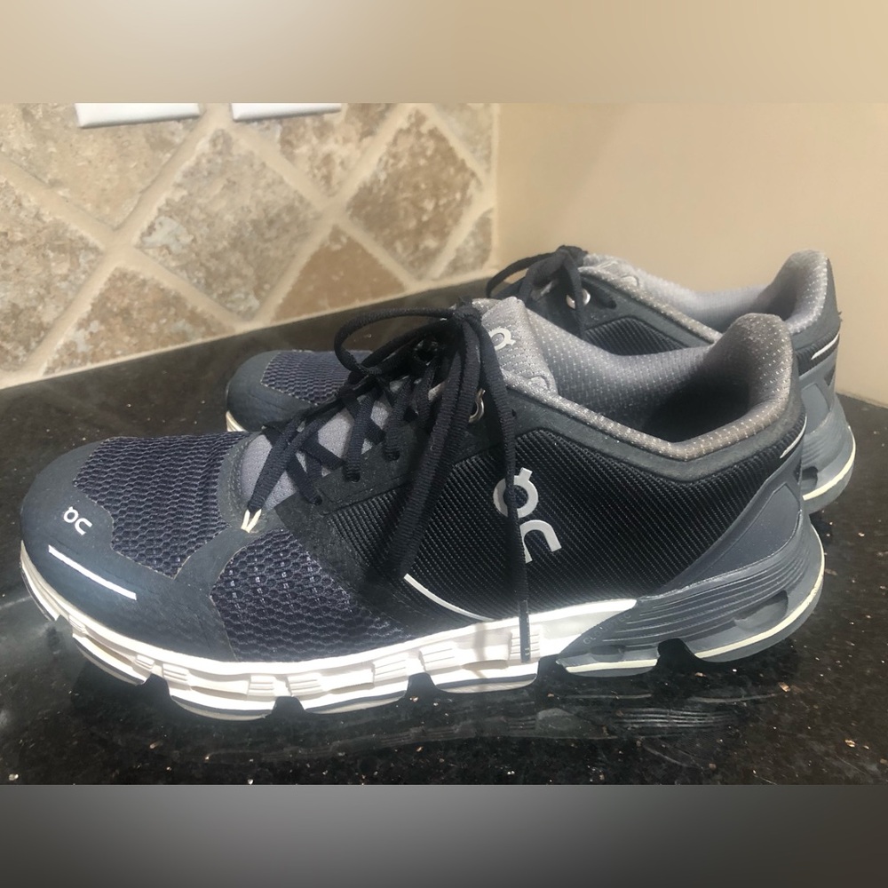 On Cloud Women’s Black/Gray Sneakers Sz 9